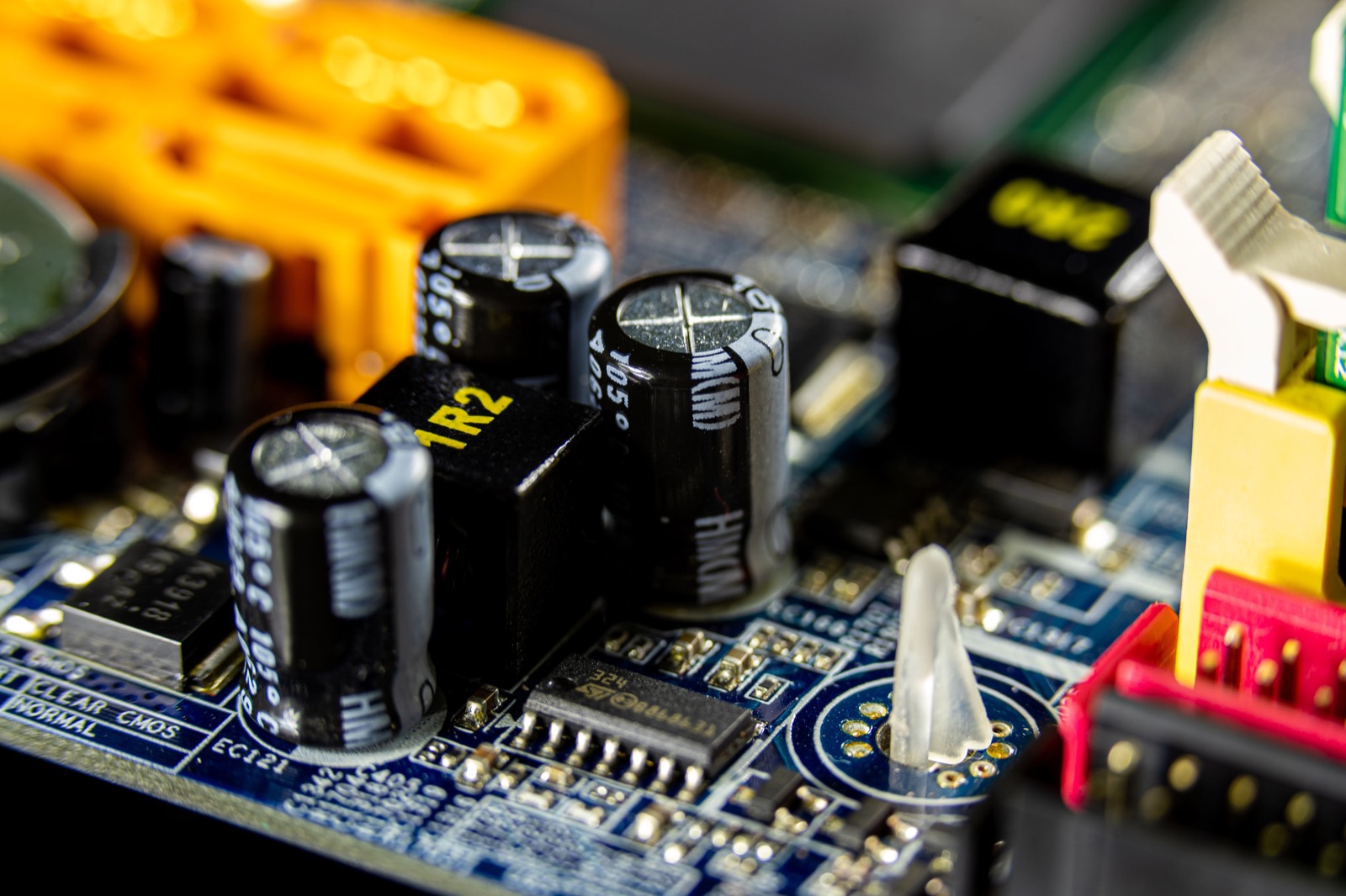 Elektronik devre kartı ve bileşen yakın planı